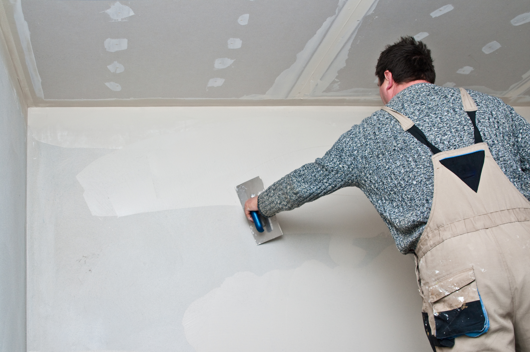 Professional Plastering Services in Kingston: Enhancing Your Home with Expert Craftsmanship 2 Plasterer or drywaller at work
